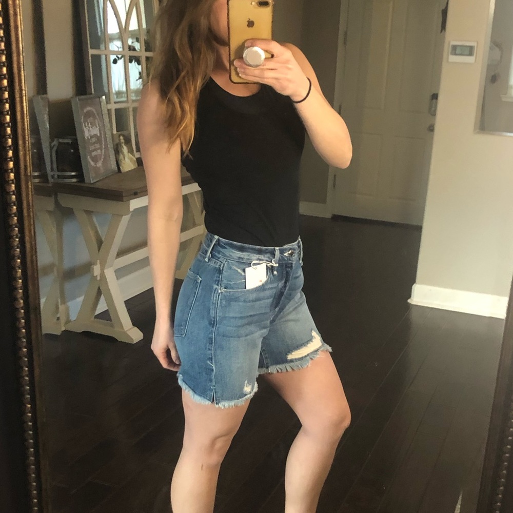 FLASH SALE! Good American high rise raw hem shorts - Picture 7 of 8